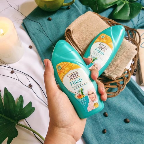 I'm not so into bodycare.  I just have one or two. I buy body lotions because I think I'm gonna so religiously like skincare, but nah, I do not 🤣🌤️The main reason is because I dislike sticky greasy feeling after. So I'm curious when @naturalhoneyid * gave me their Whitening Gel Lotion🌤️Yes, if you have the purpose to make yor skin lighter than ever; I know Jakarta UV exposure is harsh so yes, I think I need something to prevent me from tanning. I don't have obsession having a fair like Caucasian, to be your information🌤️I  think after 2-3 weeks using this gel lotion at night, my right hand tan skin has improved a tone lighter than before🌤️If you curious with the rest of my reviee on this very affordable body lotion, please click link in bio #insommiareview #asianbeauty #dryskin #naturalhoney #instabodycare #whiteskin #lightskin #ilovemybody #flatlaystyle #clozetteid