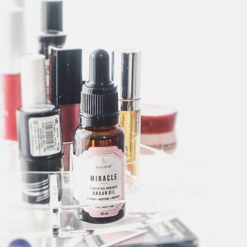 🐿️ FACE OIL
.
Setelah mencoba @eucalie_id Miracle Argan Oil *, beginilah yang saya rasakan: .
🐰 Ketika kulitmu breakout dan kemerahan, pakai argan oil yang ini enggak bikin makin parah. That's my case, bisa beda buat tiap orang
.
🐰 Buat kamu yang kulitnya kering, ini bagus! Kulit dehidrasi saya lumayan terbantu, bikin kulit kenyal dan glowy 😆😆😆
.
🐰 Tahukah kamu kalau ternyata ownernya itu chemist? Maka emang enggak main main sih, produk dari Eucalie ini sudah memakai sertifikat ECOCERT ♥️♥️♥️
.
🐰 Kalau kamu nyari produk indie lokal berkualitas, mainlah ke website mereka atau baca dulu review saya di link bio! Untuk ukuran lokal, ini masih terjangkau, lho! Biar memastikan kamu cocok atau enggak, baca aja review-nya *kekeuh 😂 #faceoil #naturalskincare #veganskincare #ecocert #skincarelokal #skincareregime #skincareblogger #igbeautyblogger #igbeauty #skinhealth #insommiareview #idskincarecommunity #clozetteid