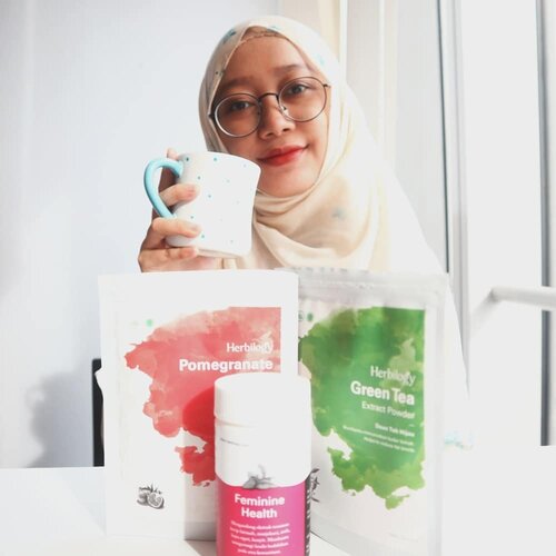 I know this kinda too late to post. Meanwhile I need to prove something before I share information to my followers_______________________________Dua bulan lalu saya mendapatkan produk dari @herbilogy yaitu green tea dan pomogranate peel extract powder. Selain itu ada juga Feminine Health..Nah, saya baru baca baca dan baru tahu kalau antioksidan EGCG yang dikenal sebagai antioksidan antiaging terbaik hingga saat ini terkandung pada daun teh yang dipetik di waktu tertentu. Jadi ternyata kamu harus tahu kapan tepatnya memetik daun teh untuk bisa mendapatkan manfaatnya 🤪..Selain itu tergantung dengan proses pengeringannya, pomegranate peel juga bisa memberikan antioksidan baik buat tubuh dan kulit. Menarik 🤔..Nah, saya enggak selalu minum dua duanya tiap hari, tapi cutin. Misal 1-3 kali seminggu. Ngefek gak sih? Saya ngurangin cemilan sampai bisa ngestop 60% keinginan ngemil. Sebetulnya minum green tea itu lebih ke arah memberi pengaruh untuk bisa mengontrol nafsu makan. Sementara karena saya ngurangin cemilan kurang sehat, plus minum pomegranate, hasil ke kulitnya lebih ke arah jerawatnya terkontrol..Jadi gaya hidup ngaruh banget selain mengonsumsi makanan tertentu. Jaga waktu tidur,  jaga asupan makanan, sering olahraga, plus ditambah suplemen bisa menjaga diri kita. Oya, yang Feminine Health bisa lho dipakai untuk mengurangi efek lendir berlebih pada daerah kewanitaan. Setelah saya coba semua, buat saya semua produk berfungsi dengan baik 👌..Overall: 3.85/5..Thank you #herbilogy atas opportunity-nya!#veganhealth #veganlifestyle #healthyskincare #lossweight #skinhealth #veganbeauty #naturallife #naturalproducts #insommiareview #clozetteid