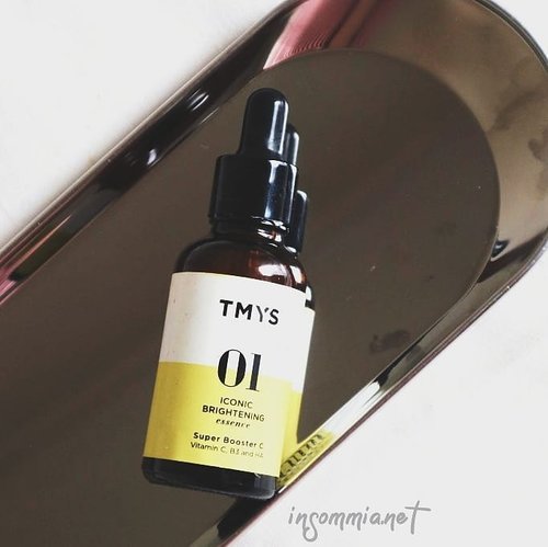 Did you know that vitamin C have several names and they don't usually work like the usual routine that we know (vit C-BHA-AHA)?🌾This one contains Magnesium Ascorbyl Phosphate or MAP, a stabilize vitamin C and does its job on pH 7, with minimum concentration 10%🌾But @tmysthailand * key ingredients are: MAP 2%, niacinamide 5%, hyaluronic acid 5%🌾It does great job for one thing, but I realize this isnt gonna work if you want Super Booster C undertakes what vit C should have done like... 🌾Go ahead to my link bio to read more about vitamin C (wrote in Bahasa)! #flatlaytoday #sensitiveskin #skincareaddict #veganskincare #flatlaystyle #rasianbeauty #skincarecommunity #hyperpigmentation  #thailand #thailandskincare #insommiareview #clozetteid