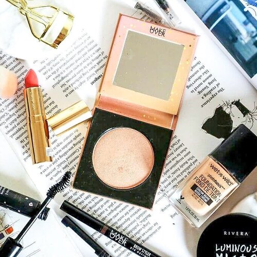 I'm not a fan of highlighter. When it comes to daily makeup, I'm just using foundie, eyebrow, a little touch of eyeshadow and mascara, and lipstick. Oops, that's a lot, wkwk 😂.But I rarely using other things.So whn I got #socoboxmakeover, I'm kinda , umm, okay, highlighter. When will I make this useful except for hajatan 🤔.But @makeoverid surprised me somehow. More detail: link on bio, girls 💅 #MakeoverID #facehighlighter #makeupjakarta #makeupfun #makeuptime #makeupflatlay #setterspace #beautygoersID #clozetteid