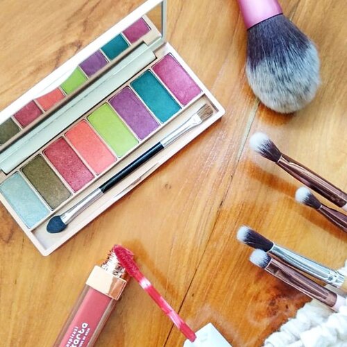 Saya bukan seseorang yang cinta banget sama eyeshadow, tbh. Jadi enggak banyak palette yang saya miliki, lebih karena saya merasa tidak akan menggunakan eyeshadow tiap hari..Tapi yang namanya cewek, walaupun gak butuh, kalau udah suka ya dibeli, wkwk. Kami memiliki suatu kebutuhan bernama "I-have -to-buy-dis-damn-cute-thing-before-it-sold-out-and-it-never-reproduced-again", jadi kami akan tetap mengategorikan benda yang menurut kami menarik untuk dibeli. Perkara penting atau enggak, itu urusan nanti. Yang penting lucu ❤️..Jadi ketika palette dan lipstik dari @sariayu_mt edisi Jakarta 2018 ini nyampe ke tangan saya, hal pertama yang saya pikirin: "Oh Gawd, dis is out of my comfort zone." Saya penyuka warna nude. But at the same time, saya ternyata suka karena ketika saya pakai produk ini, hasilnya cukup pigmented dan enggak norak. Well bisalah ya dipake buat ke kondangan atau acara penting. Atau buat flirting *eh..Saya suka mengombinasikan lipstik ini dengan lipstik lainnya berwarna Rose Apple dan bisa menghasilkan warna oranye muda yang cantik. Ini tahan lama banget, enggak bohong. Bahkan setelah selesai makan barbar pun stainnya masih tertinggal rapi dan tampak alami. Thank you sebelumnya atas kesempatannya, @beautiesquad !..Kalau mau tahu lebih lanjut, boleh tuh klik link bio di atas 👆 #beautiesquad #beautiesquadreview #beautiesquadxsariayu #rollyournatural #beautyploration #SariAyuColorTrend2018 #clozetteid