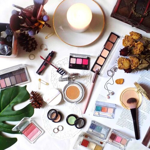 Behind the scene Birthday Makeup Look: a messy busy flatlay, haha..Bulan ini entah kenapa hectic banget; saya secara masokisly nambah kesibukan sementara tetap nekat ikut makeup challenge berkala dari #beautiesquad, juga beberapa collablogging lainnya..Maka flatlay ini adalah sesuatu yang kurang maksimal, saya sendiri nggak begitu suka hasil akhirnya 😂 tapi mau gimana lagi, waktu saya untuk foto produk dan bikin makeup look cuma sehari. So actually there was no great inspiration to make this somewhat, eye cathy? ..Tapi dari sini saya belajar disiplin dan time management. Saya tipe yang moody, kecuali ada deadline bakalan hare hare. It is so thrilling because at the same time, saya melatih diri mengatur kesibukan..Because early birds gets the worm (gak nyambung, bodo ah 😂) #clozetteid #makeupchallenge #makeupflatlay #flatlayphotography #birthdaymakeup #beautiesquad1stanniv