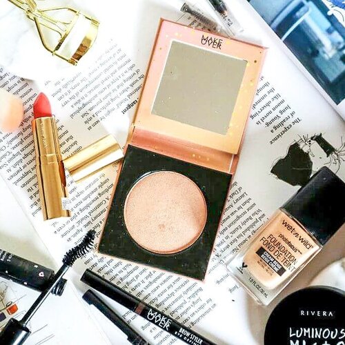 Ini merupakan salah satu #facehighlighter yang wagelaseh dari @makeoverid ! Saya bukan pecinta highlighter karena jarang pakai full make up.Tapi sejak pakai ini....Yang kepo sama Riche Glow bisa baca reviewnya di link bio 😁😁 #makeupkorea #makeupjakarta #jakartabeautyblogger #makeuptime #makeupfun #makeoverindonesia  #MakeoverID #beautygoersID #clozetteid