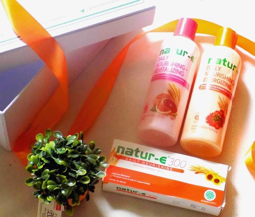 Berkesempatan dapat surprise box dari Natur-E Indonesia ~ pas dibuka ternyata dapat 2 body lotion dan kapsul lunak vitamin E 😉😍
.
.
Omong omong ada yang pernah iseng pakein isi kapsul langsung ke muka? Itu boleh gak sih sebenernya? Terus ada juga komplain terkait vitamin E itu sendiri. Amankah buat dikonsumsi? Yuk langsung cek aja reviewnya (link on bio!)
.
.
(Based on honest review)
#beauty #bodycare #clozetteid #temukancantikmu #natureindonesia #review #unboxing