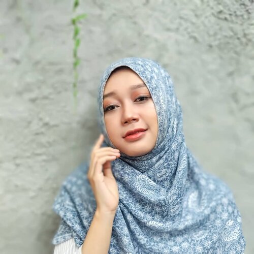 Bukan, ini bukan #glossymakeup ala "Akhirnya semua harta jatuh ke tanganku, wkk." Tapi entah kenapa saya kalo difoto pasti mukanya tipe tipe antagonis 😂.Dalam rangka #bsseptcollab kali ini, saya bikin look ala ala glowy @sherlizamoe . I don't think this is a recreate, not even close enough 😆, but I like her Sailor Moon Glowy Make Up style so, ya, I added some eyeshadows to my nose, yang merupakan ciri khas dia.Ada dua produk yang bagus untuk menciptakan look tanpa terlihat mengilap, apa saja? Coba klik link bio 👆 #beautiesquad #bscollab #clozetteid #makeuprecreation #asianmakeup #glowymakeup #MakeoverID #beautycreations #canmake #beautystory #thecolorworkshop #sariayu #makeupbloggers #koreanmakeup #japanmakeup @beautiesquad