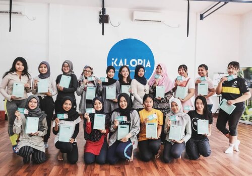 Last week was fun! Saya baru pertama kali nyobain pound fit di @kaloriastudio x @wi_wanitaindonesia , dan itu adalah jenis olahraga yang tepat kalau pengen menyalurkan emosi 😜. Daripada galau mendingan main stick sambil bakal kalori, kan? Wanita Indonesia harus tahu apa yang ia mau. Gak usah lagi mencak mencakin tetangga sebelah, kalo lagi kesel mending nge-pound fit!.Enggak lupa di sini saya diberi product knowledge juga dari @thesaemid dan  @dermaster_id ! Pengen kulit bagus enggak melulu soal skincare, tapi ketika punya budget, why not? Enggak ngerugiin orang lain toh dengan "bakar duit" sendiri; yang penting gak ngutang 🤭.Makan juga masih bagian dari merawat diri dan kulit. Ngemil sesekali @mayoraofficial Malkist Roma ndak apa apa, yang penting dijaga secara seimbang aja. Makanan memang obat terbaik kalo lagi stres, juga bisa nemenin kamu lemburan di kantor ...Thank you for having me 😆😆 👏 👏, semoga di lain kesempatan bertemu lagi! #kaloriastudio #poundfit #wanitaindonesia #clozetteid