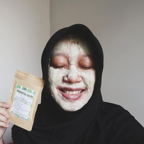 🍀 Green tea mask dari @nuttskin * ini punya daftar komposisi minimalis: aloe vera gel, almond oil, olive oil, sunflower seed oil, coconut oil, wheat, dan green tea powder. Natural? Yes ✔️. Tanpa pengawet? Yes ✔️, di sisi lain ini perlu jadi catatan. Maka tentu saja paraben free dan tidak mengandung zat kimia sintetis .🍀Kalau kamu termasuk pemerhati comedogenic rating, percayalah, itu hanya basis dalam menentukan apakah mungkin bahan tertentu bisa memicu alergi atau reaksi tidak diinginkan, tergantung jenis kulit. Sejauh ini di antara semua oil, semuanya punya rating rata rata 0-2, yang katanya sih untuk sebagian besar orang tidak akan pori pori tersumbat .🍀 Omong omong sejauh ini maskernya cukup oke sih. Yang di foto ini saya pakai terlalu tebal, wkwk, pastanya terlalu kental. Sebetulnya sudah dijelaskan rinci tentang takaran dan cara membuatnya di bagian depan, jadi cukup jelas 🙊. Tapi ya namanya bukan insommia kalau tidak mengikuti instruksi dengan baik.🍀 Sejauh ini sih kalau dibilang ini untuk detoks...entahlah ya, perlu jumlah dosis tertentu untuk diaplikasikan dan juga interval waktu tertentu untuk meyakinkan efeknya terasa. Mending saya minum green tea, sih. Tapi sejauh ini pake maskernya bikin kulit halus dan kenyal. Selama  nyobain ini enggak bikin break out, YMMV ya. Sebuah peer harus nyampurin sendiri dengan air, males saya tuh 🙈.🍀 Overall Rating: 3.75/5 #facemask #naturalskincare #naturalbeauty #naturalskincareproducts #veganskincare #crueltyfreebeauty #crueltyfreeskincare #greenteamask #skincareregime #skincarejourney #skincareroutine #igbeautyblogger #clozetteid ..* Gifted