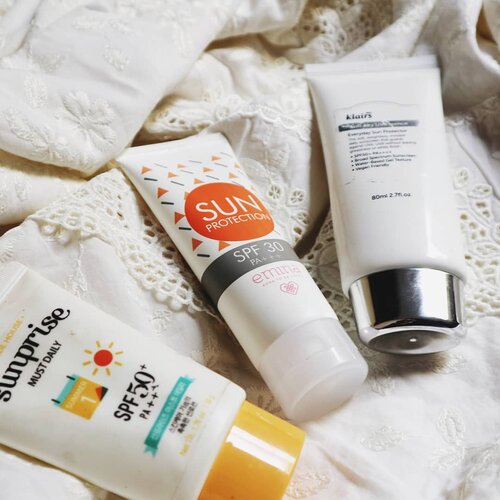 What's the best method to reapply sunscreen over makeup? How can we determine the ideal sunscreen to use? ..All about sunscreen you need to know now is updated on link bio! _______________________________Apa metode terbaik untuk mengaplikasikan sunscreen lagi di atas makeup? Gimana cara memilih sunscreen ideal untuk kita gunakan? ..☀️Plus cheat sheet bahan sunscreen yang diapprove di Indonesia. Nah ralat, saya sebelumnya pernah bilang kalau regulasi sunscreen di Indonesia itu kurang baik..☀️Sampai saat ini standarisasi khusus tabir surya belum ada, tapi saya baru menemukan daftar bahan sunscreen yang diapprove oleh BPOM. Yang menarik, masa coba Amerika Serikat ketinggalan sama Indonesia dan negara ASEAN😲! Semua saya sudah bahas lebih lanjut di link bio! #etudehouse  #etudesunprise #eminacosmetics #eminasunscreen #rasianbeauty #skincarecommunity #instaskincare #abcommunity  #beautiesquad #koreanskincare #antiaging #antiagingserum #photooftheday #flatlayphoto #idskincarecommunity #insommiareview #insommiaskinformation #ingredientswelearn #clozetteid