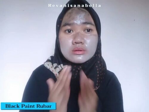 Akhir-akhir ini rutinitas bersihin wajah lebih simple dan menyenangkan semenjak pake BLACK PAINT RUBAR @23yearsold_global yang aku order dari @charistar_official . Selain membersihkan wajah dari kotoran menjadi lebih bersih, Black Paint Rubar ini juga memiliki manfaat lain yang benar-benar membantu mengatasi masalah pada wajahku seperti Komedo dan minyak berlebih. ❤🍃 .. .Setelah pakai BLACK PAINT RUBAR ini benerapa kali rasanya nyaman, membantu mengecilkan pori, wajahku jadi lebih lembab, mengurangi minyak berlebih pada wajah jadi lebih kesat tapi gak kering, mengangkat komedo hitam. 😍❤. Cara pakainya juga gampang banget 🍃 Bersihkan wajah terlebih dahulu, biasanya aku pakai micellar water terlebih dahulu..🍃 Basahi sedikit wajah, di sini aku biasanya semprotkan air secukupnya lalu aplikasikan Black Paint Rubar pada wajah dan tunggu beberapa saat..🍃 Kemudian beri air dan gosokan perlahan wajah hingga membuat busa kecil setelah itu di bilas dengan air hangat. .🍃Bersihkan tempatnya setelah di gunakan, lalu simpan. ..Sesimple itu skrng bersihin wajah dari sisa makeup dan kotoran yg menempel seharian. Setelah itu pakai lip gloss serum, udah deh bersih sehat secara tuntas banget rasanya 😅😘 Kalian juga bisa rasain manfaat dari BLACK PAINT RUBAR ini apalagi buat yang memiliki masalah kulit yang sama kaya aku belinya di @hicharis_official .https://hicharis.net/Revanisanabella/f1I ..#23years #blackpaintrubar #rubar#skincare #charis #charisceleb @hicharis_offical @charis_celeb #clozetteID #BloggerPerempuan #Revanisanabellareview #Revanisanabella #love #beauty #beautycommunity #RangerRatjun