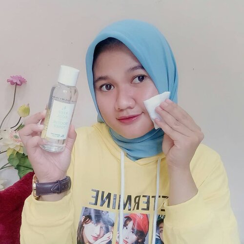 ((( 🌿Toner Bamboo Water 🌿 )))..Kemarin" baru cobain 𝑲𝒆𝒆𝒑 𝑪𝒐𝒐𝒍 𝒂𝒏𝒅 𝑺𝒐𝒐𝒕𝒉𝒆 𝑻𝒐𝒏𝒆𝒓 85% 𝑩𝒂𝒎𝒃𝒐𝒐 Water. Jadi ini adalah salah satu Toner yang mengandung 85% 𝑩𝒂𝒎𝒃𝒐𝒐 𝑾𝒂𝒕𝒆𝒓 yang mampu membantu melembabkan kulit dengan sangat baik. 💞...𝑲𝒆𝒆𝒑 𝑪𝒐𝒐𝒍 𝒂𝒏𝒅 𝑺𝒐𝒐𝒕𝒉𝒆 𝑻𝒐𝒏𝒆𝒓 85% 𝑩𝒂𝒎𝒃𝒐𝒐 Water ini juga simple dan travel friendly menurutku. Selain itu tekaturnya ringan seperti air dan gak lengket atau berbau menyengat sama sekali. Kandungan antioksidan pada toner ini dapat membantu melindungi kulit dari paparan sinar matahari yg tidak sehat.👌💯...Biasanya aku gunakan 2x sehari setiap pagi atau malam hari. Selama benerapa hari menggunakan 𝑲𝒆𝒆𝒑 𝑪𝒐𝒐𝒍 𝒂𝒏𝒅 𝑺𝒐𝒐𝒕𝒉𝒆 𝑻𝒐𝒏𝒆𝒓 85% 𝑩𝒂𝒎𝒃𝒐𝒐 Water ini sangat nyaman dan membantu melembabkan dan menenangkan kulit dengan baik, cepat meresap dan tidak perih di kulit. Jadi jarang banget ngalamin kulit kering lagi deh. Recommended! ..Cocok banget untuk semua jenis kulit bahkan kulit sensitif sekalipun. 😍...Oya 𝑲𝒆𝒆𝒑 𝑪𝒐𝒐𝒍 𝒂𝒏𝒅 𝑺𝒐𝒐𝒕𝒉𝒆 𝑻𝒐𝒏𝒆𝒓 85% 𝑩𝒂𝒎𝒃𝒐𝒐 Water ini asli dan hits banget di korea. Aku order Toner di @hicharis_official ( https://hicharis.net/Revanisanabella/O4v )aku sudah taruh Linknya di bio aku. Jadi buat kalian yg lagi cari skincare korea terpercaya dan pastinya ori, aku sih selalu percaya order di Charis. 💯💯💯.....@charis_celeb @charis_indonesia @keepcool_global @keepcool_official...#CHARIS #CHARISSTORE #charisAPP#keepcool #keepcooltoner  #clozetteid #skincarekorea #bambootoner #keepcoolandsoothebambootoner #keepcool #charisceleb #chariscelebedition #charisapp #revanisanabellareview