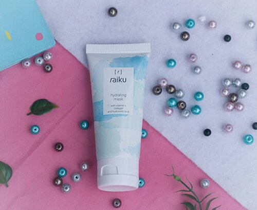 Seneng banget finally @raikubeauty mengeluarkan produk terbaru mereka yaitu Raiku Hydrating Mask.

Produk yang sejak peluncurannya yang skrng sering aku gunakan. 
Dari segi kemasan simple dan travel friendly, warnanyapun kekinian banget dan gak pasaran.

Teksturnya, aduhhh endolita babanero. Dan aku biasanya menggunakannya 2 x dalam seminggu sebelum tidur.

Overall aku sangat suka dengan hasilnya karena membuat kulit terasa lembab dan nyaman saat bepergian tanpa makeuppun.

Full sharing pengalaman aku cusss on my blog (link on my bio!) #RaikuBeauty #raikuhydratingmask #hydratingmask #beautyrangerratjun #clozetteID #beauty #skincare #beautyblogger #blogger