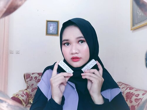 @Romandyou Zerogram Lipstick. Lipstick Korea yang akhir2 ini jadi salah satu lipstick favorit aku yang sering aku bawa kemana-mana. 💃💄 Bagi yang belum tau @Romandyou ini adalah salah satu brand makeup korea yang selalu best selling. 
Romandyou Zerogram matte lipstick ini menurut aku longlasting tanpa membuat smudged,teksturnya sedikit cremy, hasil yang di tampilkan matte, lembut, ringan dan warna tetap stay jadi sangat bagus. 💄💋 Nah Shade @Romandyou Zerogram yang aku punya pakai ini 07. Dusty Pink dan 02. Something
Kedua warna ini aku pilih karena menurut aku sangat cantik dan bisa masuk ke skintone apa saja. 
Seperti yang sedang aku pakai ini no 02. Something warnanya bikin wajah keliatan fresh. 💋💋💋💋 Overall aku suka dengan @Romandyou Zerogram ini karena ringan saat di gunakan, bisa di pakai secara full atau ombre bahkan bisa menutup warna binir gelap juga loh, tidak seperti lipstick pada umumnya, tidak membuat kering walaupun matte tetap terasa lembab, longlasting, travel friendly, harga terjangkau ❤👌 Untuk membeli atau mendapatkan Zerogram kalian bisa klik -> https://hicharis.net/Revanisanabella/8ZT (link on bio) 
Selalu jadi best seller! 💄🎉🎁💳 #Charis #Charisceleb #RomandYou #ZeroGramMatteLipstick #Zerogram #Lipstick
#beautyrangerid #RangerRatjun #beautybloggerindonesia 
#clozetteID
#love