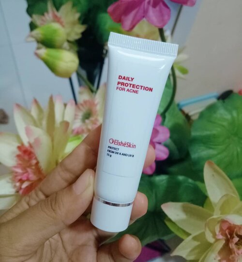 Untuk kamu yang punya kulit berjerawat sepertiku, aku rekomendasiin sunscreen andalanku karena penting banget untuk merawat kulit kita yang berjerawat. Aku bisanya pakai @elsheskin Daily Protection Gel For Acne Skin sebagai daily sunscreen ku. Sunscreen ini mengandung SPF 30 yang bisa melindungi kulit kita dari sinar matahari dan juga mengandung Salicylic Acid yang bisa membantu merawat jerawat.💕...Oh iya, Tekstur sunscreen ini berbentuk creamy tp lembut dan mudah menyerap di kulit dan nggak bikin kulit kamu perih atau iritasi karena sudah aman banget. 💕...#Clozetteid #revanisanabella #Elsheskin #Elshesquad #squadreva #beautycommunity #elsheskindailyprotectionforacne #skincareforacne