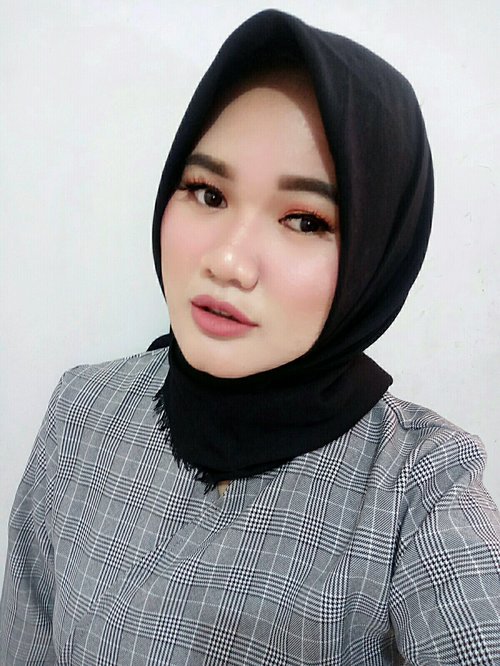 Make-up look today : @purbasari_indonesia - Moisturizer@maybelline - Foundation Fit me shade 220, Fit me Compact powder, Mascara the magnum barbie, concealer fit me shade sand sable.@justmiss_id - pensil alis@revlonid - touch & glow face powder (soft beige) @makeoverid - Face contour kit@focallure - eyeshadow Favors "Bright Lux"Darling - Eyeliner@mukka_kosmetik - Blush on (eyeshadow and blushon palette) No. 1 @elsheskin - Matte Lipstick shade Autumn@bulumatadhimi - 325@pixy - Aqua beauty protecting mist#ClozetteID #ClozetteMakeup #Clozetteapp #Tutorialmakeup 