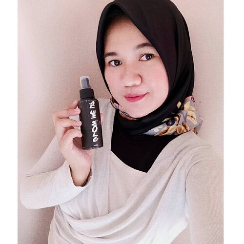 Gak cukup sekali spray kalau udh pake @naulicosmetics . Karena naulicoametics adalah setting spray local pertama yang bikin aku jatuh hati. 💋Dari segi packagingnya super elegan karena hampir semua tampilannya menggunakan warna hitam dan botol spraynya sangat mudah di gunakan. Yang membuat naulicosmetics istimewa di mataku adalah karena hasil yang di tampilkan setelah di gunakan selain nyaman, membuat makeup lebih tahan lama dan hasil akhirnya tuh glowing2 badai nan cantik. Super recommended! 💕👌 You can use my code "REVA10" untuk mendapatkan harga spesial untuk pembelian di @naulicosmetics ! 🙋💕 #BeautyRangerxNauli #BeautyRanger #NauliCosmetics #ClozetteID #Beauty #blogger