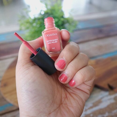 ((( Selamat beraktifitas ))) Lagi suka banget nih kemana-mana pake produk Elsheskin Water Based Nail Polish karena warna dan nama sama dengan Matte lipsticknya juga loh. Bisa di pakai setiap saat warnanya juga cerah, cantik dan fresh. Jadi matching banget warna bibir dan kuku. Yg aku lg pake sekarang ini rossana, Kalau kalian favorit yang mana nih? ..Membersihkannya juga juga gampang banget, cukup rendam tangan kita pada air hangat selama beberapa detik dan nail polish gampang terangkat. Super recommended!💋💅💕 ... ...... #elsheskinnailpolish #Elsheskin  #nailpolish #inialasankamuwajibpakai #elsheskinreview #ClozetteID #revanisanabellareview #beautyrangerid #beautygoers  #beautycommunity #clozetteID #elshesquad #revanisanabella