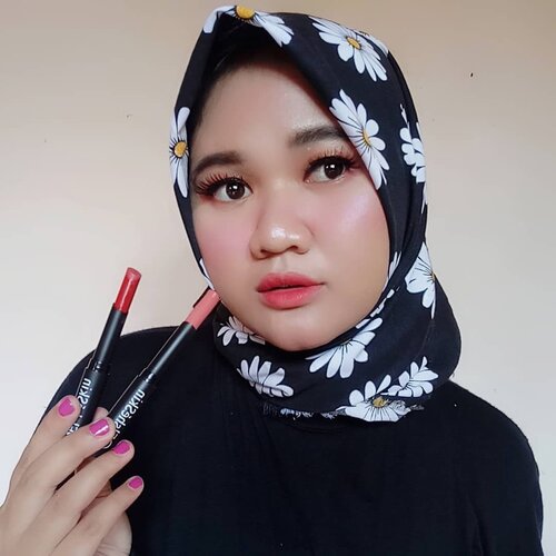 Mengawali pagi ini biar muka keliatan fresh, aku pakai lipstick dengan warna+warna yg fresh juga. Seperti warna-warna @elsheskin Matte Lipstick yg sering aku pakai ini. Siapa di sini yang suka Matte Lipstick ini juga? 😍 . . Aku udh pake matte lipstick ini dari lama dan kalau kalian sadar aku sering juga share tentang betapa bagusnya matte lipstick favorite aku ini. Hehe ..Aku suka banget nih kemana-mana pake produk Elsheskin Matte Lipstick ini karena warna2nya cantik dan bisa di pakai di berbagai acara mau formal atau informal. 💞 😍 Kaya yang sekarang aku pakai yaitu Autumn dan Adora, jadi aku ombre gitu biar wajah keliatan tambah fresh. Nah warnanya. cerah, cantik dan fresh. Dan aku juga pakai matching juga nih Elsheskin Water Based Nail Polish yang warna Hailey. Kalau kalian favorit yang mana nih Elsheskin Matte Lipsticknya? 😁 .Oya Walaupun matte, lipstick ini gak bikin bibir kering loh jadi aman dan tetap melembabkan. Super recommended!💋💅💕 ...... .Jangan lupa gunakan kode voucher "SQUADREVA" buat dapetin diskon 10% juga loh. Jadi bisa lebih hemat! 💄💳🎁🎉..  #elsheskinmattelipstick #Elsheskin  #mattelipstick #inialasankamuwajibpakai #elsheskinreview #ClozetteID #Beautychannel #beautyrangerid #beautygoers  #beautycommunity #clozetteID  #elshesquad #squadreva #Revanisanabellareview