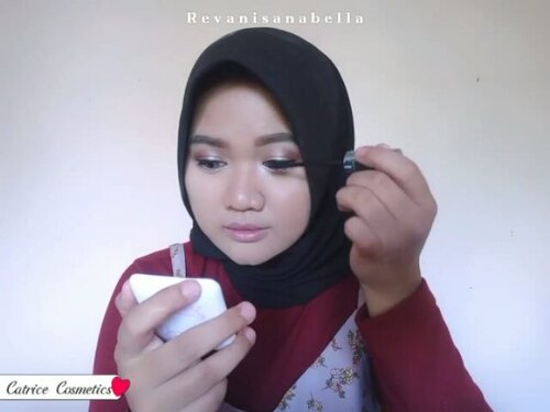 Makan Ikan kakap di bawa si kukum, aku masih belajar makeup harap di maklum. *pantunreceh* halahhh... 😅 .One brand makeup tutorial kali ini aku pakai produk2 kece dari @catrice.cosmetics , hasilnya lumayan buat bikin mantan ngajak bukber kayanya... Engga deng wkwk .Detail product :🌻Brow Colorist 01- Light🌻 Prime and Fine Poreless Blur Primer🌻 Light Correcting Serum Primer - Sunlight🌻 Makeup Transformer Drops - Lightening (ini enak banget buat di mix sama foundi kita yang terlalu gelap) 🌻 Banana Powder Light Illusion - Yellow matt 🌻 The Blazing Bronze 🌻 Blush Box Water + Sweetproof 🌻 The Little Back one Volume Mascara 🌻 Dewy Ful Lips - 040 Dew you care? 🌻 Arctic Glow Highlighting Powder - 010 Jupiter's Glow ..#CatriceCosmetics #Makeuptutorial #clozetteID #Revanisanabella #beautyrangerid #makeup #Beautychannel