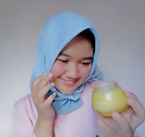 Dari beberapa minggu lalu aku udah mencoba Frudia Citrus Brightening Cream, produk ini adalah skincare yang lagi booming di K-beauty. ❤..Dari segi kemasannya lucu sekali dari mulai box dan jar bernuansa kuning cerah, yang paling aku suka kemasan jarnya lucu dan terlihat mewah,  jar berbahan kaca tebal berwarna kuning dan tutup berwarna putih bergelombang pada bagian pinggirnya. ❤ ..Teksturnya juga sangat ringan,  mudah di aplikasikan pada wajah dan cepat menyerap pada kulit. 😍..Setelah menggunakan beberapa minggu terakhir produk iniTerasa sekali manfaatnya pada kulit,  kulit terasa lebih lembab, cerah tetapi ga berlebihan suka banget. Fyi cream ini mengandung Vit C yang dapat memudarkan noda bekas jerawat dan meredakan kemerahan juga, jadi sangat membantu untuk kulitku yg sering mengalami hal seperti ini. Selain itu produk ini️ Anti Oxidant dan dapar menutrisi kulit hingga lapisan terdalam. Super recommended! 😍...Oya, Ada promo menarik nih dari @frudiaindonesia yaitu ada Buy 1 Get 1 worth 400K lho! Bisa order melalui WA, Line, dan shopee.co.id/frudiaindonesia,so kepoin Instagramnya @frudiaindonesia untuk tau updatean dan tau lebih tentang produk"nya! ❤❤❤ .. ..#SkincareForBaseMakeUp #FrudiaIndonesia#HijabersBeautyBVlogger #HBBVxFrudia #ReviewBarengHBBV  #revanisanabellareview #revanisanabella #Clozetteid #beautycommunity #skincare