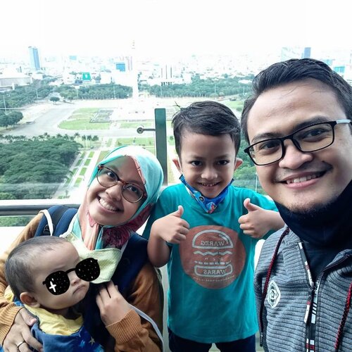 Foto keluarga dengan latar Monas ✅⁣(walau ga jelas 😂)⁣Selanjutnya dengan latar Ka'bah. Aamiin.⁣⁣Apa harapanmu di tahun 2021?⁣⁣⁣📍@perpusnas.go.id lantai 24⁣#funtime #familytime #memorable⁣⁣⁣#memorablemoments #sekolahalamsemesta #grateful⁣⁣⁣#thankyou #thankyou2020 #happynewyear #newyear #tahunbaru #welcome2021 #clozetteID #2021 #firstpost2021 #perpusnas #perpusnasri #nationallibrary #indonesia #jakarta #monas #monumennasional⁣