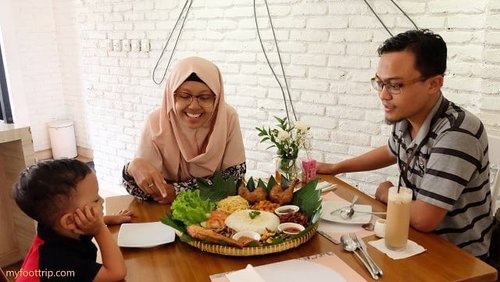 Makan siang meriah dengan menu Ramadhan @gastromaquia Jakarta. .
. 
Di depan kami itu porsi buat berempat 😁 Yu Shang menu bakal jadi menu berbuka puasa bareng keluarga atau kawan semakin meriah.
.
.
Apa aja yang ada di Yu Shang menu? Swipe...
.
Baca ulasannya di Myfoottrip.com .
.
#ClozetteID #ClozetteIDReview #Food #clozetteidxgastromaquia #gastromaquia #gastromaquiajkt #senopati  #Ramadhansetmenu #Ramadhanmenu #jktfoodies #spanishrestaurant #kulinersenopati #kulinerJakarta #myfoottripmakan #myfoottrip