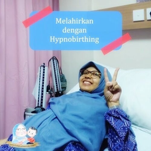 Masih teringat jelas bagaimana rasanya kontraksi pada kehamilan pertama. Pinggang terasa nyeri. Ibu dan suami yang mendampingi bergantian menggosok pinggang saya setiap kali kontraksi.⁣
⁣
Di kehamilan kedua ini, suami sudah siap menggosok pinggang seperti empat tahun lalu. Ternyata nyerinya berbeda, tak hanya pinggang yang nyut-nyut tetapi bawah perut juga terasa mules. Alamak!⁣
⁣
Selama kontraksi depan belakang nyut-nyutan ini saya berusaha berganti-ganti posisi. Kadang berbaring, miring kanan – kiri, duduk, berdiri, kadang pula sambil berjalan. Apa aja deh saya coba. Pokoknya cari posisi paling enak supaya nyeri berkurang.⁣
⁣
Selain itu saya ingat kembali mantra hypnobirthing hasil ikut kelas hypno di @rsiatambak.⁣
⁣
Alhamdulillah persalinan kedua ini minim trauma. Kontraksi dan induksi terasa nikmat 😜 Selengkapnya baca di:⁣
⁣
https://www.helenamantra.com/2020/04/melahirkan-dengan-hypnobirthing.html⁣
⁣
⁣
#ibuhamil #bumil #pregnant #pregnancy #expecting #HelenamantraStory #HappyMom #parentingblogger #temanbumil #bloggerindonesia #tipshamil #maternityshoot #babybumps #babygirl #babyboynames #babygirlnames #hypnobirthing #clozetteid #ibupedia #quarantinelife