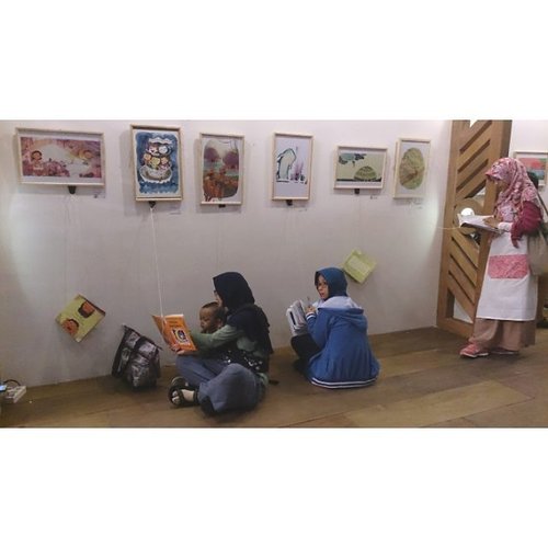 #BalitaBacaBuku ga ke perpus TIM tapi ke Festival Dongeng Internasional Indonesia (#fdii2016) di #MuseumNasional (bukan Monas ya). Di sini nemu banyaaak buku edukatif yang bisa dibaca di tempat sampe museumnya tutup. Ada juga dongeng, kelas dongeng, dan kelas prakarya untuk anak mulai 5 th. Acara ini bakal ada di beberapa kota di Indonesia. Jadwal dkk bisa cek @ayodongeng_ind
.
#qualitytime #familytime #bukuanak #bukubalita #bukubayi #Clozetteid