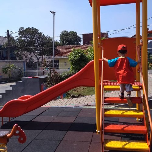 More more more outdoor play 😍
.
.
#playidea #kids #idebermain  #helenamantrastory #sekolahalamsemesta #clozetteID #rptra #rptrahlele #playground