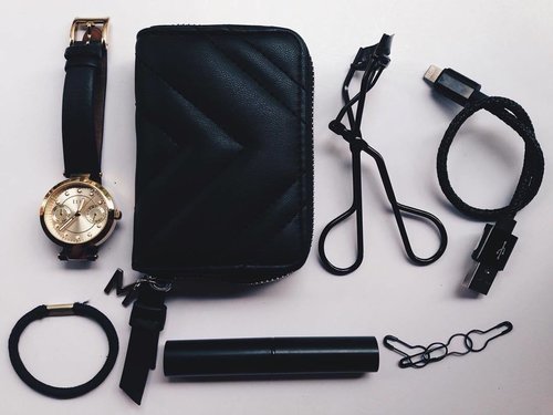 You can never get wrong with black 🖤
.
.
.
.
#black #flatlay #flatlays #flatlaystyle #blackandwhite #clozetteid #mydailyessentials #everydaycarry