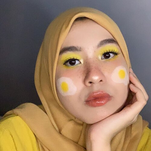 Sunny side up 🍳 makeup! PRODUCTS : @raikubeauty Hydrating Mist@getthelookid Loreal Infallible Pro Matte Foundation 102@pondsindonesia Instabright Tone Up Milk Powder@beautyglazed Color Board Palette@wardahbeauty Eyeshadow Passionate@nyxcosmetics_indonesia Jumbo Eye Pencil Milk@wardahbeauty Eyexpert Optimum Hi-black Liner @purbasarimakeupid Eyebrow Matic@eminacosmetics blush on marshmellowlady@justmiss_id Highlighter Iris@mizzucosmetics Fake Eyelash Bettie @benefitindonesia They're Real! Lengthening Mascara@luxcrime_id Ultra Lip Matte 06 Dat Queen@lookecosmetics Holy Lip Cream Gaia@lookecosmetics Holy Lip Polish Luna#clozetteid #indobeautyblogger #jakartabeautyblogger  #indobeautysquad #beautybloggerindonesia #beautiesquad #itsbeautycommunity