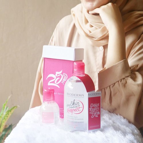 ✨25 YEARS OF BIODERMA SENSIBIO H2O✨I’ve been using Sensibio H2O Micellar Water from @bioderma_indonesia as my skin care since 2016. As a worker and blogger, Its important to always cleansing and keeping the healthy of my skin with the right product.Sensibio H2O is the right cleanser that removes not only makeup but also a pollution. Sensibio H2O offers an ideal solution for all skin types, especially for sensitive skin like my skin condition.And now, Bioderma has decided to celebrate the choices that women take in their lives through Sensibio H2O Special Edition. Let’s Celebrate #25YearsAnniversary of Bioderma with #RespectMyChoices and #RespectMySkin.#BiodermaIndonesia #SensibioH2O #SensibioTonique #BiodermaXClozetteIdReview #ClozetteIDReview #ClozetteID