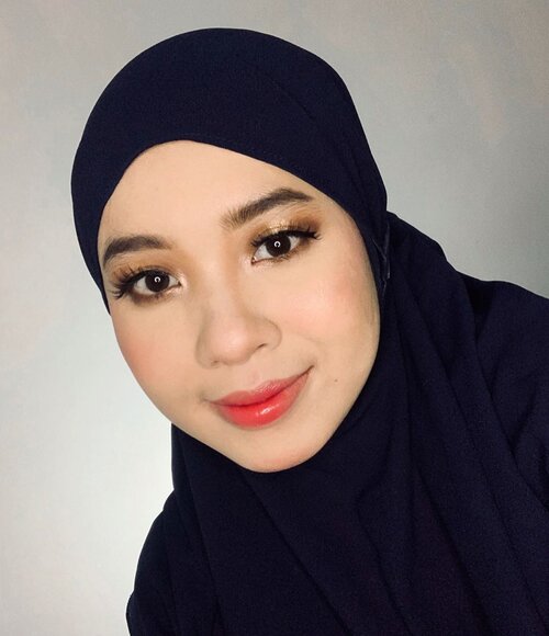 MAKEUP BUAT KEMANA AJA BOLE.. Products :
@nameeraid Purifying Glow Perfecting Mist
@nameeraid BB Cushion
@wardahbeauty Liquid Concelear 01 
@catrice.cosmetics Light Illusion Loose Powder 
@sleekmakeup Oh So Special Eyeshadow 
@tartecosmetics Tarteist Pro To Go Eyeshadow
@wardahbeauty Eyexpert Optimum Hi-black Liner 
@wardahbeauty Gel Eyeliner 
@wardahbeauty Blush On C
@justmiss_id Highlighter Iris
@maybelline V-Face Duo Powder 
@eminacosmetics Cream Matte Pumpkin Spice 
@makeoverid Liquid Lip Color Jazzy Peach
@mizzucosmetics Fake Lashes

#clozetteid #makeuplooks #makeup #dandanalatidi #beautyenthusiast  #beautybloggerindonesia