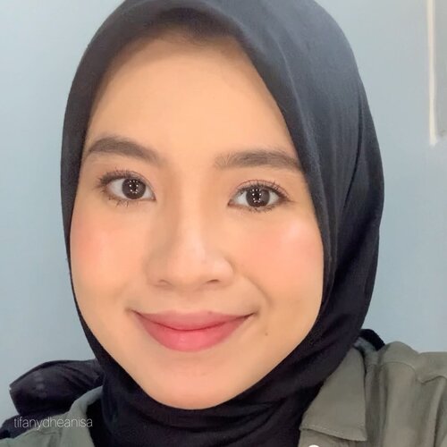 Udah lama gak mainan makeup 😜 Primer- YSL instant moisture glow Fondy - YSL all hours foundation B30Cream blush - Raiku Lip Cream 05Blush on - ESQA baliHighlighter - Becca Rose QuartzContour & Eyeshadow - Benefit HoolaEyeshadow - Wanderlove Jafra rose all dayEyeliner - Marc Jacobs  48 ro cocoaMascara - Maybelline the falsies lash liftEyebrow - Purbasari Lipstick - Layn 10 & Maybelline superstay ink crayon 20#ClozetteID