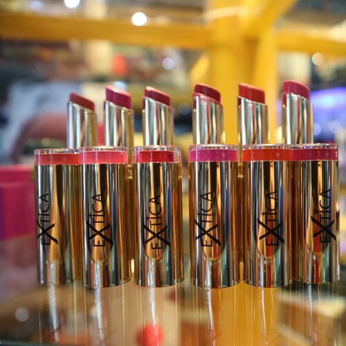 Warna - warna lipstick dari brand @extica.id cantik - cantik banget, banyak pilihan dan pastinya harganya terjangkau. Jangan lupa kunjungi boothnya di Cosmobeaute 2017 @cosmobeauteindonesia , karena ada banyak diskon loh 😊 #extica #exticaid #localbrand #partipost #partipostid #clozetteid #beautyevent #cosmobeaute2017
#cosmobeaute #makeup #beauty #beautyblogger