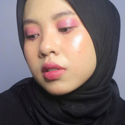 Glossy Makeup Look ✨ #editorialmakeup #clozetteid #makeuplooks #makeup #dandanalatidi #beautyenthusiast  #beautybloggerindonesia #30daymakeupchallenge #jakartabeautyblogger