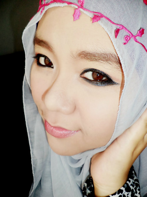 simple make up with simple hijab ^_^