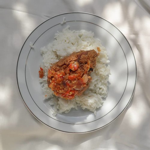Cooking with family 🍗❤
Percobaan kedua bersama bikin ayam geprek ☺
_
Tags: #ayamgeprek #ayam #indonesianfood #foodblogger #chicken #friedchicken #ayamgoreng #whitetone #paletone #menuayam #menumakansiang #bloggerperempuan #clozetteid #food #meal