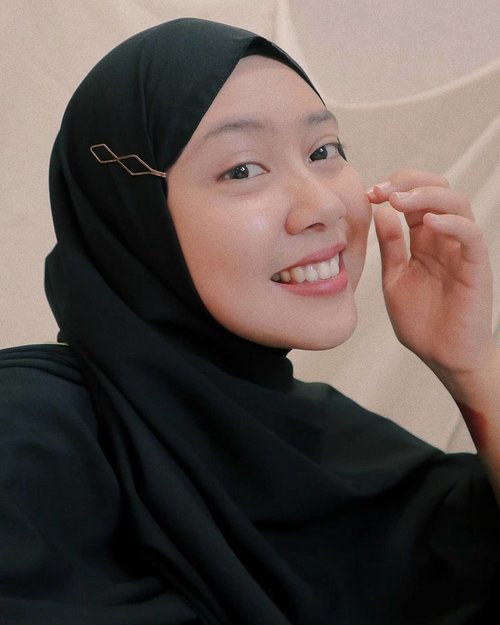 One more photo about a few days ago 🕊_tags: #clozetteid #beauty #hijab #black #indonesianwoman #woman #selfie #selflove #bloggerperempuan #beautybloggers #smile #blackhijab #warmtones #happy
