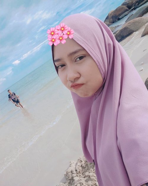 .
.
#tanjungkelayang #beach #bloggerperempuan #hijab #girl #blue #purple #clozetteid #beauty
