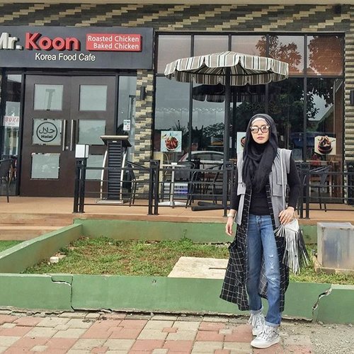 Finding this halal korean restaurant at rest area on our way to bandung 💙Happy holiday ! Long vest by vipfashionstyle available @kays_gallery #thenovijanto #ootd #hotd #clozetteid