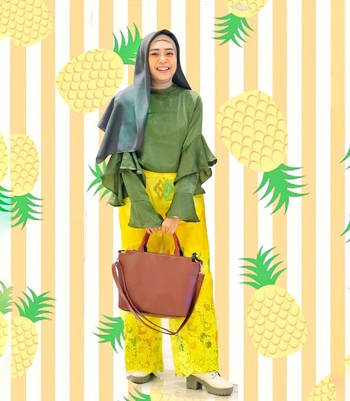Pineapple color match ~ 😁🍍.Skalian yg mo fokus ke jilbabkuu, dari @fardjam.project yg ttp tegak di dahi dan juga bisa menjuntai , ahay 😍🥰 bahannya favorite, beda!! ..#ootdhijab #fashionpost #fashionblogger #hijabstyle #lifestyleblog #picsart #picsartedit #clozetteid
