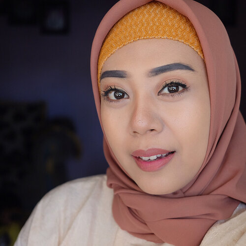 #makeuplebaran udah gini aja 🙈🤭Eye brow matte @polkacosmetics_makassar Matte lip cream spice 030 by @zap_beauty ..Ini gak pake foundation , cuma langsung Apply @wardahbeauty perfect bright moisturizer 👌🏽trus lgsg bedakan @makeoverid  no 4..Eyeshadow @sariayuhijab #clozetteid #zapbeauty #wardahbeauty #makeover