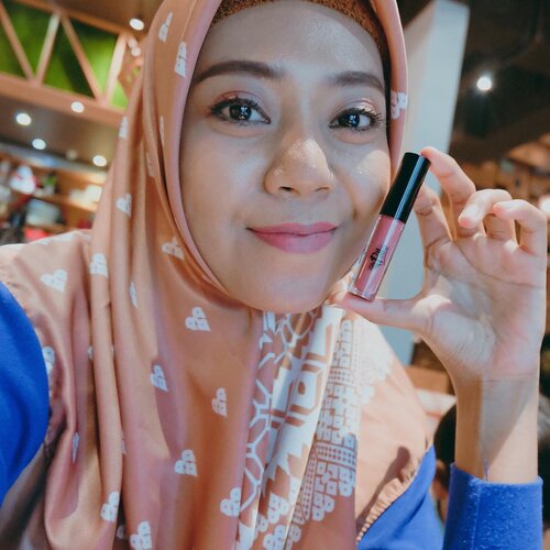 Today with one of my favorite shade dari lips lacquare set trio best selling-nya @polkacosmetics_makassar saya jarang  banget pakai lips warna pink2 karena merasa bikin muka sy pucat tp karena di sini lg mendung hujan, jadi pakai warna2 cerah yaaaakk 😆dan pula shade yang #mandolin ini berhasil bikin pin pink  yg gimana gitu yg bikin gak pucat 🤩 fix suka banget 🤗 thankyou @polkacosmetics_makassar ..#clozetteid