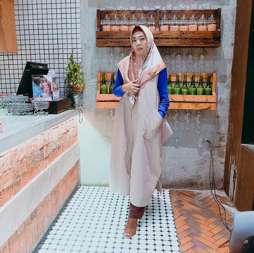 Blue and coffee tone ~ .
.
#clozetteid #bloggerstyle #fashionart #fashionbloggermakassar #bloggermakassar #fashionbloggerindonesia #cafemakassar #nongkrongmakassar #ootdhijab #ootdhijabnusantara #fashionenthusiast #personalstyleblogger
