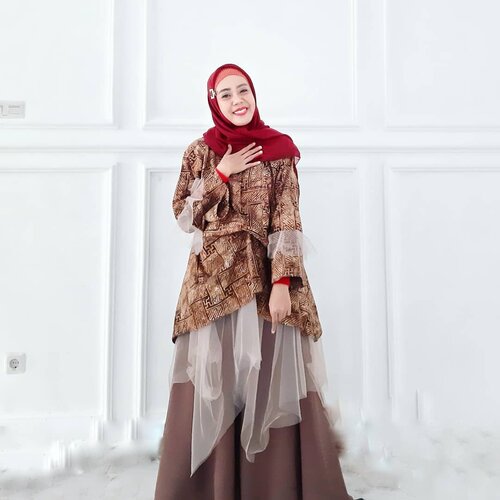 #ootd lebaran day 3 , jangan tanya brand apa ini bajunya .. unbranded ini beli di pameran fashion expo dan ga tau nama tenantnya apa dan ternyata di baju gak ada labelnya juga 😂 Lucu aja sih liatnya batik tapi cute cute anggun gitu karena ada tulle nya menjuntai di kaki baju. Ya saya dari dulu2 sering bilang, soal fashion itu bukan soal brandnya. 🤗 Bawahannya itu juga buka  rok, tp kulot payung bawahnya lebar2 banget. #mixandmatch #fashionblogger #makassarhijabers #ootdhijabindo #ootdlebaran #muslimah #bloggermakassar #lifestyleblog #clozetteid