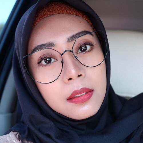 Gak tau ya cocok apa ngga makeup begini~ alis rusia ~ alis ilalang hits yang di boomingkan MUA pro Makassar sini, @riskareskika. Jatohnya mmg mana bisa rapi dan gak akan mirip dgn hasil magic hand dia hehe. .Teusss pake higlighter juga, tapi bukan khusus, cuma dari eyeshadow @makeoverid yg peach 😅🤩 dan yg coklatnya ituh pakein buat bayangan idung 😄.Gak pakai blushon sih ini takut menor hihihik, dan teteuuppp matte lip cream andalan muslimah indonesia @wardahbeauty .Gapake eyeliner, kehabisan. Uhufff jadi jepit2 aja bulmatnya dan swipe2 pakai magnum @maybelline yg kuning. Favorite bangetss ituh!! ..So hows your #makeuptoday ? #makeupbymyself #beautysecret #clozetteid