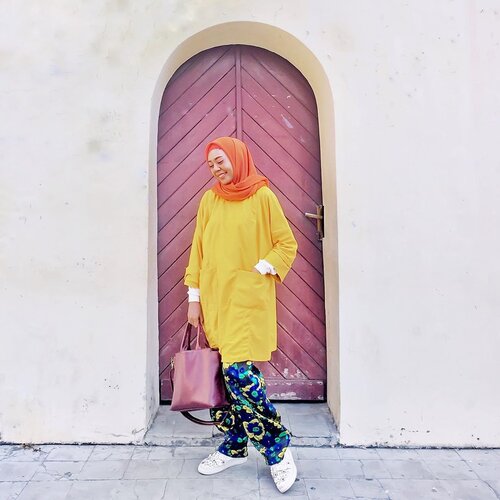 Put your colour from head to toe. Fruit punch in the garden. 🍑🍊🍀💐🌱..Celana palazzo bunga2 bemekaran, again ya, Sebelum ditanya celananya beli dimana? Ini saya beli kain emboss namanya, banyak motif. Beli 2 meter trus cus ke tukang jahit. 😁.Tap for detail ~ .#fashionblogger #clozetteid #fashionbloggermakassar #lifestyleblogger #ihblogger #bloggerperempuan #emak2blogger #fashionpost #ootdhijabindo #ootdhijab