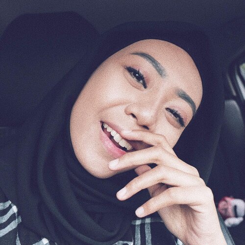 Nyobain eye brow baru dari @polkacosmetics_makassar first time pakai eye brow cair, awalnya kaku banget , berantakan jadinya karena gak terbiasa, tp lama-lama dicoba ternyata bs rapih juga, karena didalamnya ada kuas & sisir nya kecil2 ternyata 😁...#beautyproduct #polkacosmetik #clozetteid