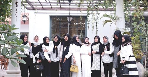 Hijabsist Arisan : Dresscode Hitam Putih